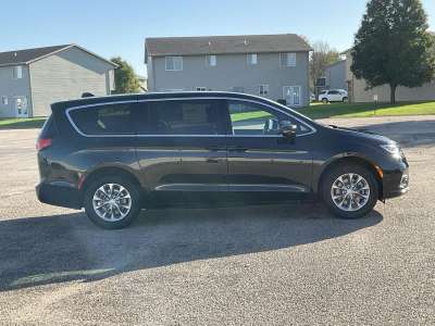 New 2026 Chrysler Pacifica Select Minivan for sale in Grand Island NE