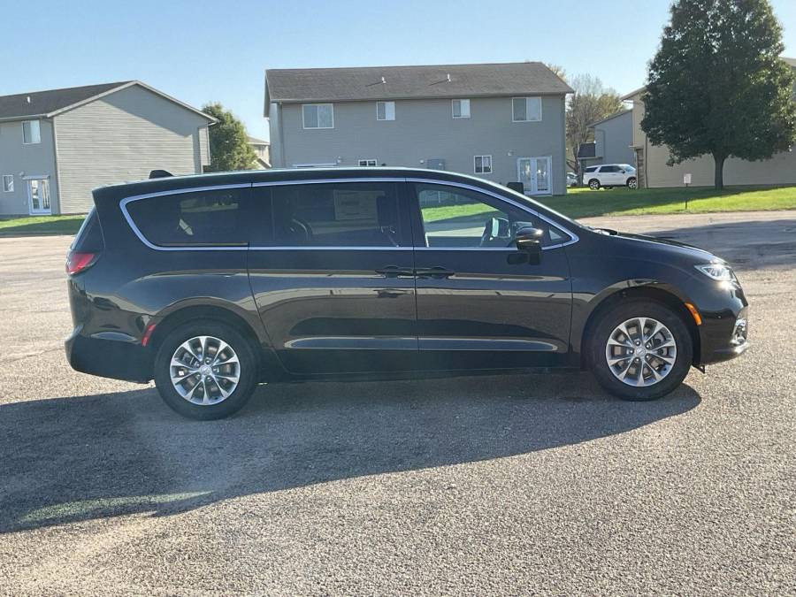 New 2026 Chrysler Pacifica for sale in Grand Island NE