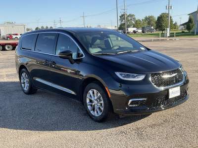 New 2026 Chrysler Pacifica Select Minivan for sale in Grand Island NE
